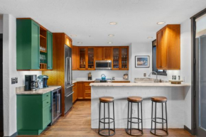 Whiskey Ridge - Spacious Mountain Modern Condo - Easy Walk to Base, Two Patios